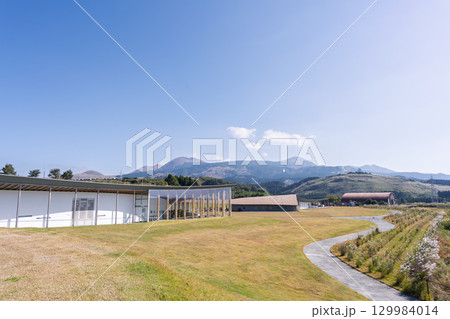 「麦わらの一味ヒノ国復興編」のロビン像が設置されている「旧東海大学阿蘇キャンパス」周辺風景 129984014