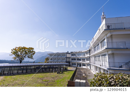 「麦わらの一味ヒノ国復興編」のロビン像が設置されている「旧東海大学阿蘇キャンパス」周辺風景 「麦わらの一味ヒノ国復興編」のロビン像が設置されている「旧東海大学阿蘇キャンパス」周辺風景 129984015