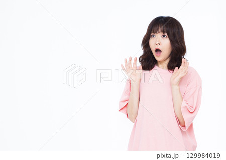 びっくりおどろく女性 びっくりおどろく女性 129984019