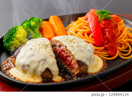 美味しいチーズとハンバーグ料理 129984114