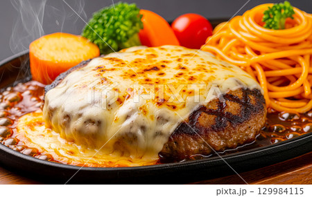 美味しいチーズとハンバーグ料理 美味しいチーズとハンバーグ料理 129984115