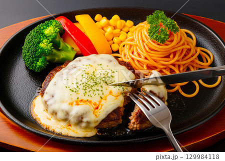 美味しいチーズとハンバーグ料理 129984118