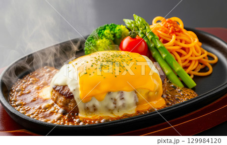 美味しいチーズとハンバーグ料理 美味しいチーズとハンバーグ料理 129984120