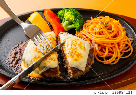 美味しいチーズとハンバーグ料理 129984121