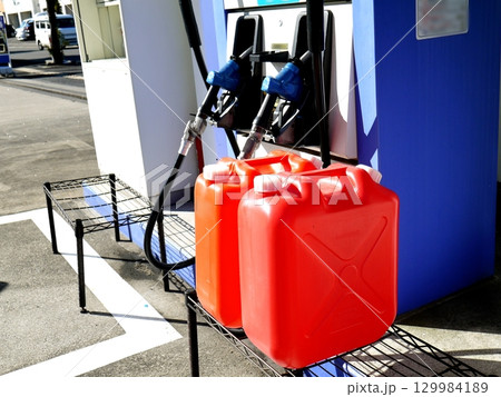 スタンドで給油前の灯油のポリタンク スタンドで給油前の灯油のポリタンク 129984189