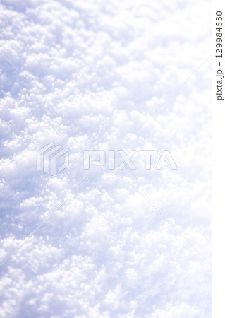 デコボコとした雪模様 129984530