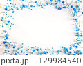 青いカスミソウのフラワーフレーム 129984540