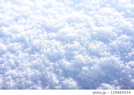 デコボコとした雪模様 129984554