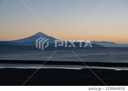 朝焼けの富士山と海 朝焼けの富士山と海 129984858