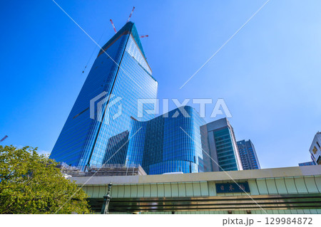 日本の東京都市景観8月21日。日本橋や日本橋一丁目の再開発事業などを望む。新時代に… 129984872