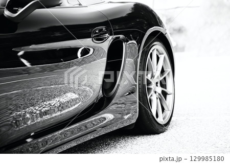 黒いスポーツカーのサイドインテークとギラギラの光沢 129985180