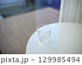 水の入ったグラス 水の入ったグラス 129985494