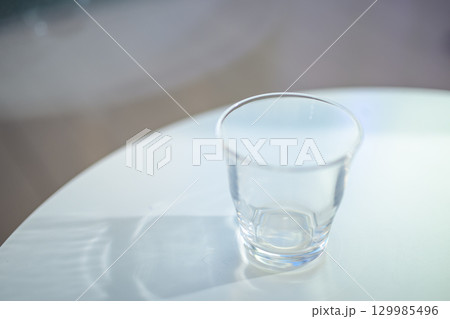水の入ったグラス 水の入ったグラス 129985496