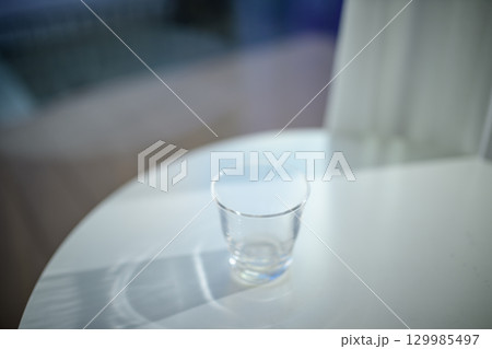 水の入ったグラス 水の入ったグラス 129985497