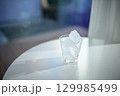 水の入ったグラス 水の入ったグラス 129985499