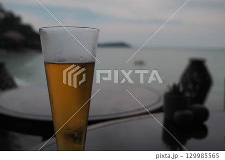 ザ・ビーチ・グリルでのビールと海の景色 129985565