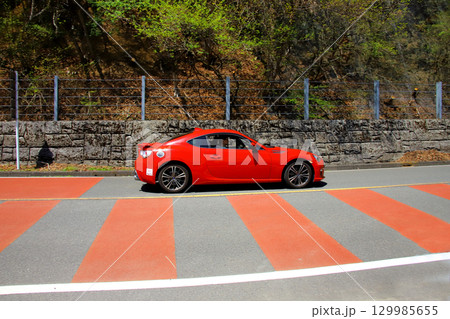 赤いスポーツカーでドライブ 129985655
