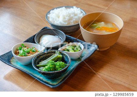 ご飯と味噌汁、納豆や温泉卵、野菜の小鉢を添えた和風朝食 ご飯と味噌汁、納豆や温泉卵、野菜の小鉢を添えた和風朝食 129985659
