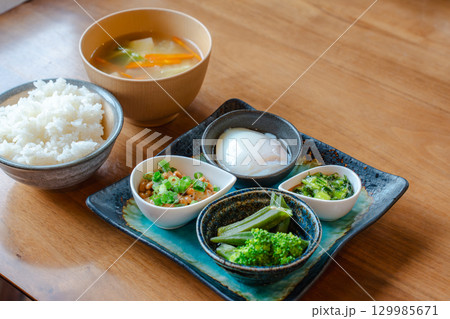 ご飯と味噌汁、納豆や温泉卵、野菜の小鉢を添えた和風朝食 ご飯と味噌汁、納豆や温泉卵、野菜の小鉢を添えた和風朝食 129985671