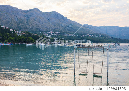 ヨーロッパ、クロアチアのアドリア海の海水浴場の朝 129985808