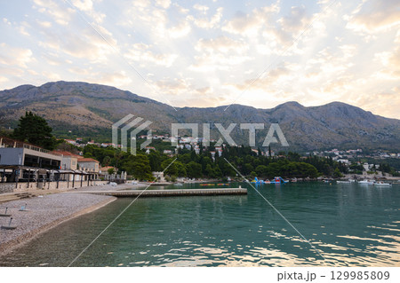 ヨーロッパ、クロアチアのアドリア海の海水浴場の朝 129985809