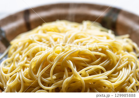 光芒に映える美味しいパスタ料理素材 129985888