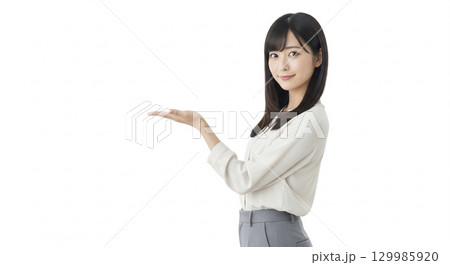 手のひらを上に向けて案内するビジネスウーマン(白背景) 手のひらを上に向けて案内するビジネスウーマン(白背景) 129985920