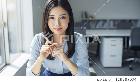 オフィスで働くビジネスウーマン 129985934