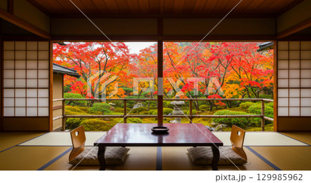 和室から眺める四季の日本庭園 129985962