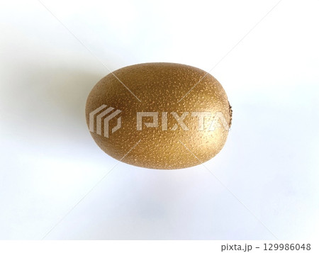 キウイ　1個　白背景 129986048