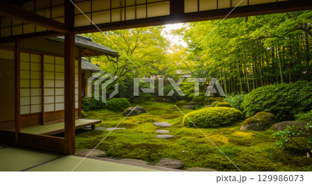 和室から眺める四季の日本庭園 129986073