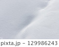 白い雪に覆われた地面 129986243
