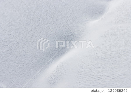 白い雪に覆われた地面 129986243