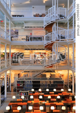 カナダのモントリオールにある美しい図書館 カナダのモントリオールにある美しい図書館 129986300