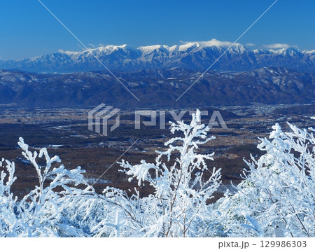 北八ヶ岳の樹氷と中央アルプスの遠望 129986303