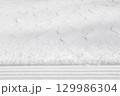 白い雪に覆われた地面の模様 129986304