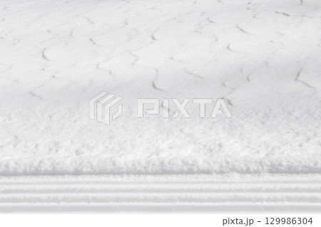 白い雪に覆われた地面の模様 129986304