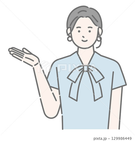 案内をする笑顔の女性 案内をする笑顔の女性 129986449