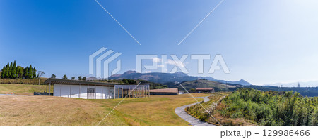 「麦わらの一味ヒノ国復興編」のロビン像が設置されている「旧東海大学阿蘇キャンパス」周辺風景 「麦わらの一味ヒノ国復興編」のロビン像が設置されている「旧東海大学阿蘇キャンパス」周辺風景 129986466