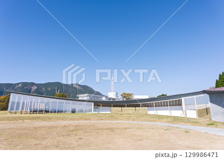 「麦わらの一味ヒノ国復興編」のロビン像が設置されている「旧東海大学阿蘇キャンパス」周辺風景 129986471