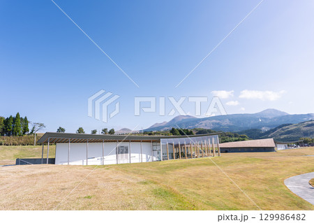 「麦わらの一味ヒノ国復興編」のロビン像が設置されている「旧東海大学阿蘇キャンパス」周辺風景 129986482