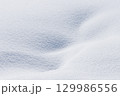 白い雪に覆われた地面 129986556