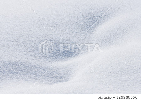 白い雪に覆われた地面 129986556