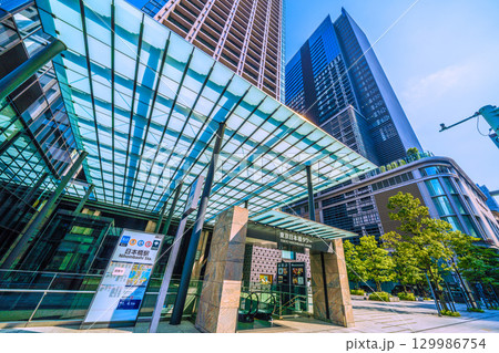 日本の東京都市景観8月21日。日本橋駅（出入口B6）とつながる東京日本橋タワーなどを望む 129986754