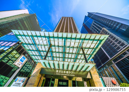 日本の東京都市景観8月21日。日本橋駅(出入口B6)とつながる東京日本橋タワーなどを望む 日本の東京都市景観8月21日。日本橋駅(出入口B6)とつながる東京日本橋タワーなどを望む 129986755
