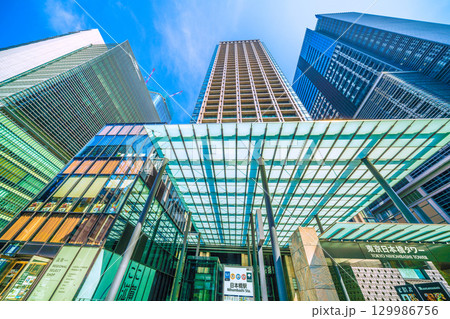 日本の東京都市景観8月21日。日本橋駅（出入口B6）とつながる東京日本橋タワーなどを望む 129986756