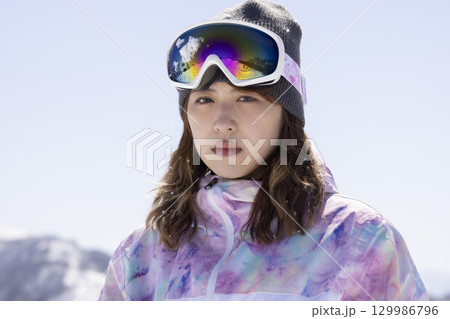スキーウェアを着たかわいい女性 129986796