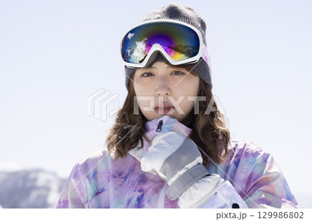 スキーウェアを着たかわいい女性 129986802
