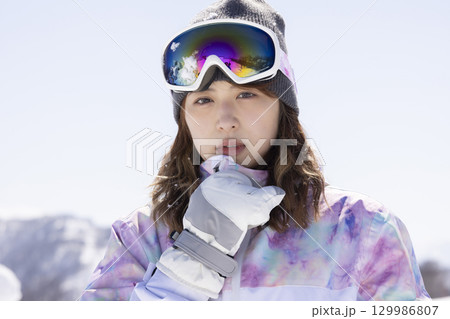 スキーウェアを着たかわいい女性 129986807