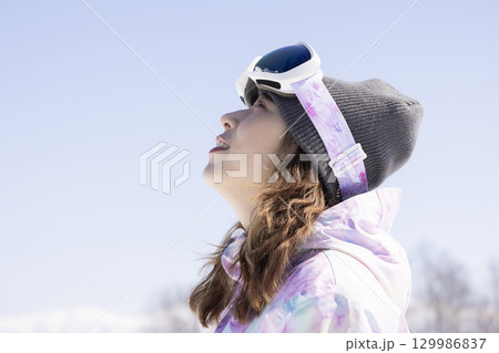 スキーウェアを着たかわいい女性 129986837